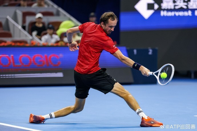 关于西班牙网球队轻取世界网球队，梅德韦杰夫制霸全场的信息