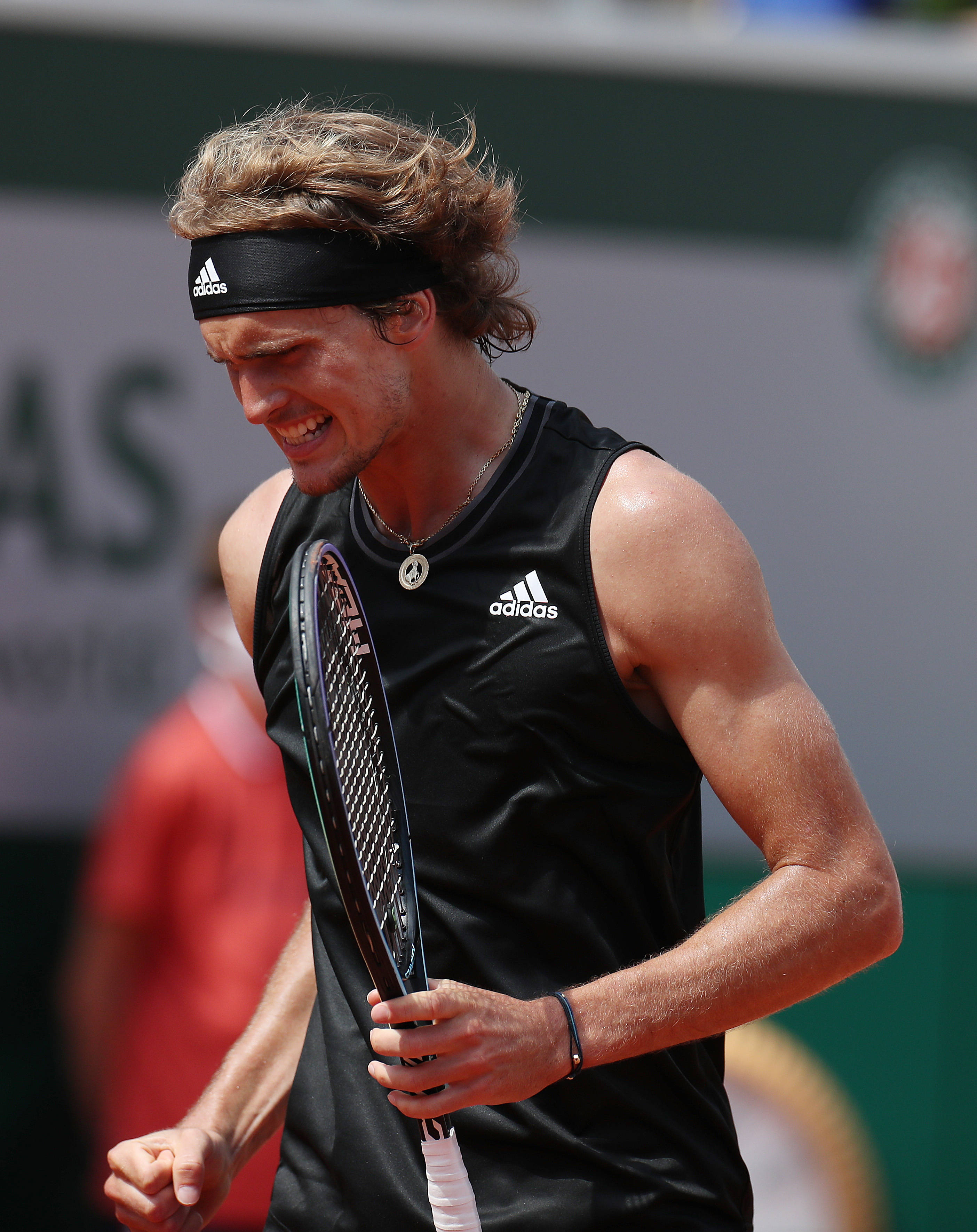 包含西班牙网球队力克世界网球队，兹维列夫绝境逆转的词条