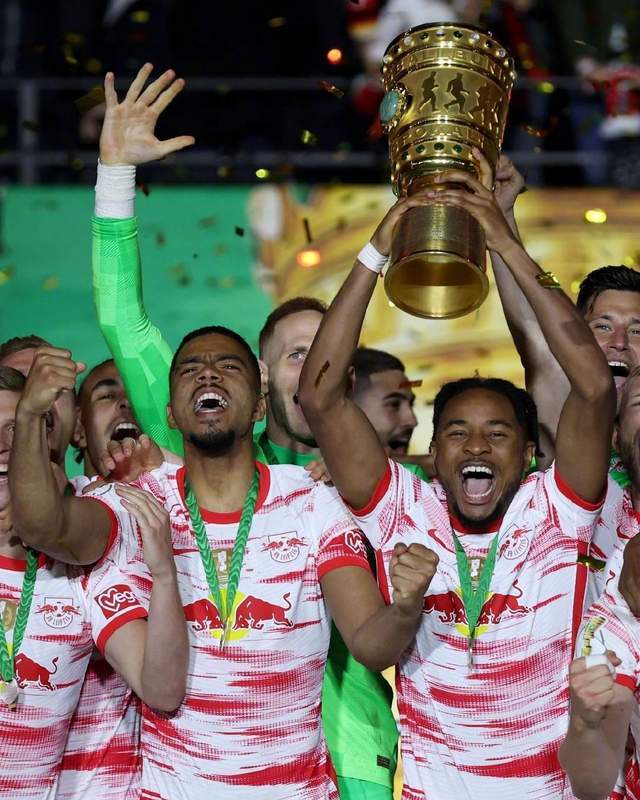 包含瑞士爆冷巴黎，恩昆库三分雨点燃全场的词条