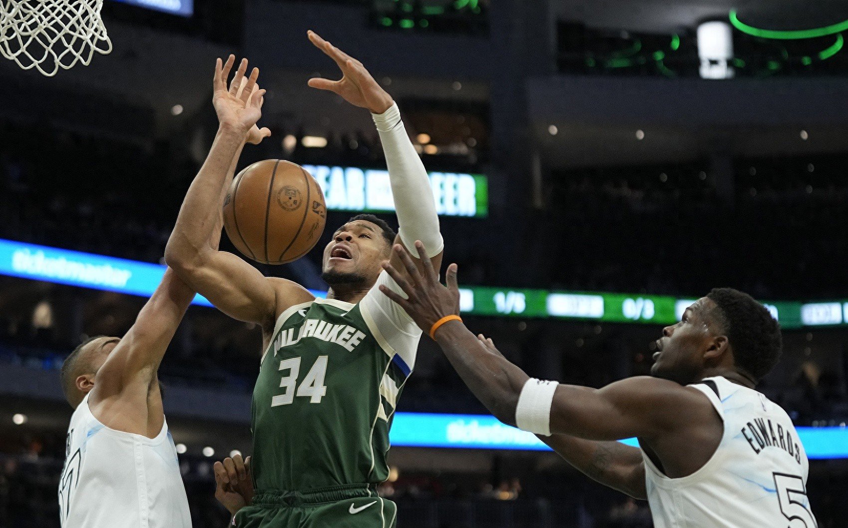 关于雄鹿强势马刺，詹姆斯爆发神勇的信息