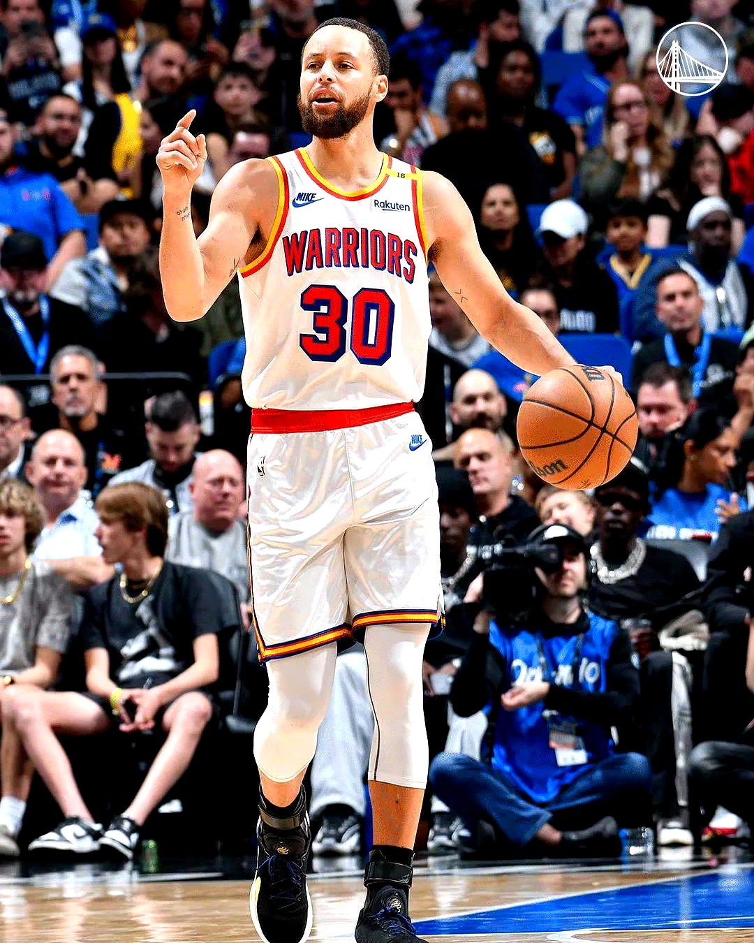 包含勇士连拿五连胜，库里砍下全场最高32分的词条