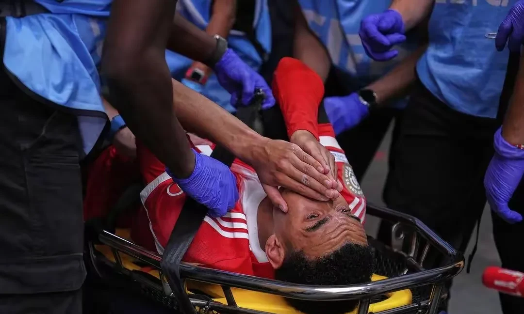 比赛中的惊险一幕引发球迷不断热议的简单介绍