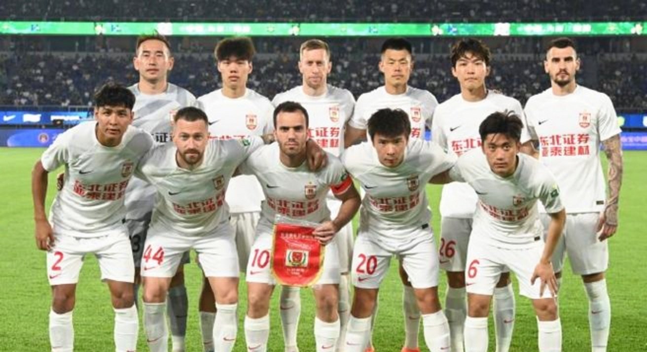 球队之间比分胶着,联赛角逐愈发激烈 球队之间比分胶着,联赛角逐愈发激烈