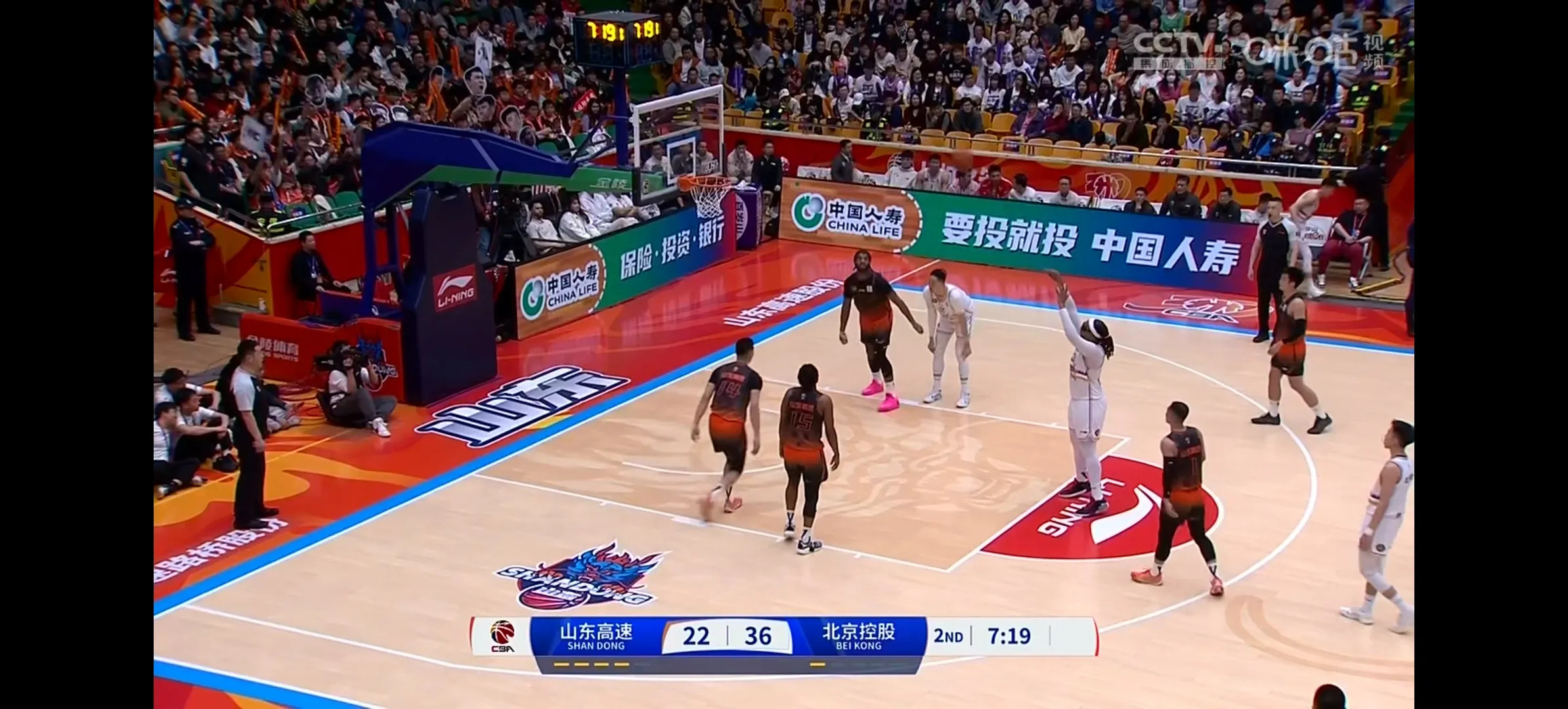 球队之间比分胶着,联赛角逐愈发激烈 球队之间比分胶着,联赛角逐愈发激烈