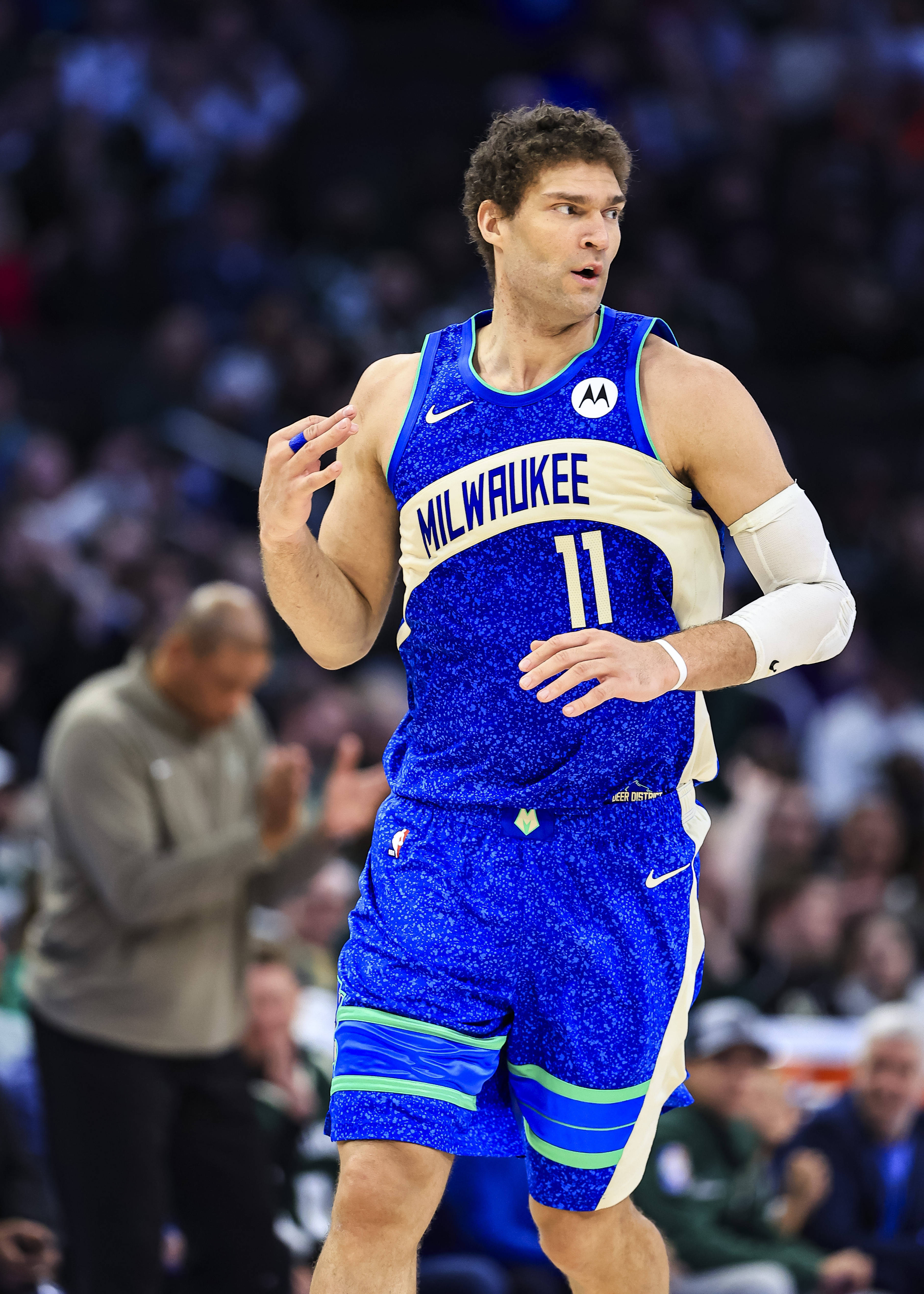 包含雄鹿队主教练：球队需要提高防守的词条