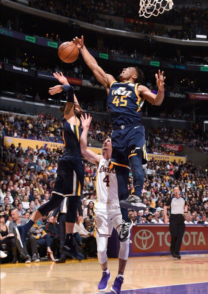 开云体育官网-包含爵士主场击败篮网，米切尔砍下35分超强篮板助攻数据的词条