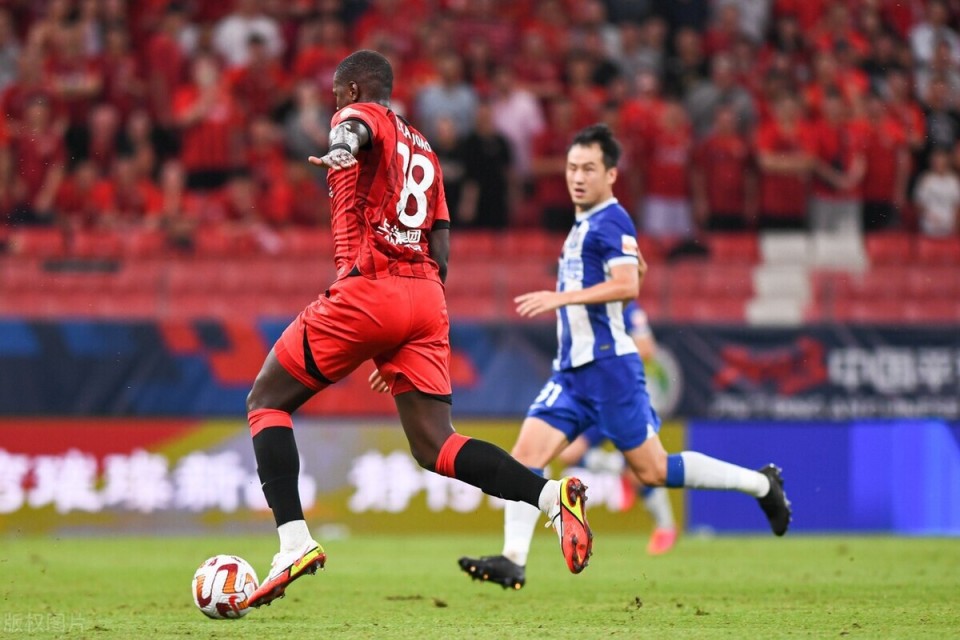 上港队在比赛中运用灵活战术，成功战胜对手的简单介绍