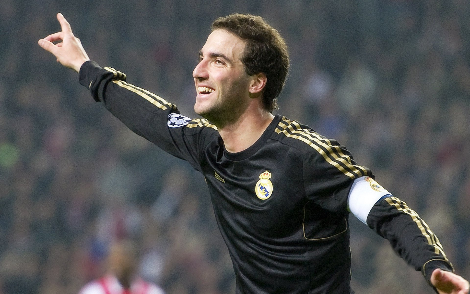 欧洲绿茵场上的横扫与亚洲羽坛的独扛，团队风暴与个人英雄主义的双重奏